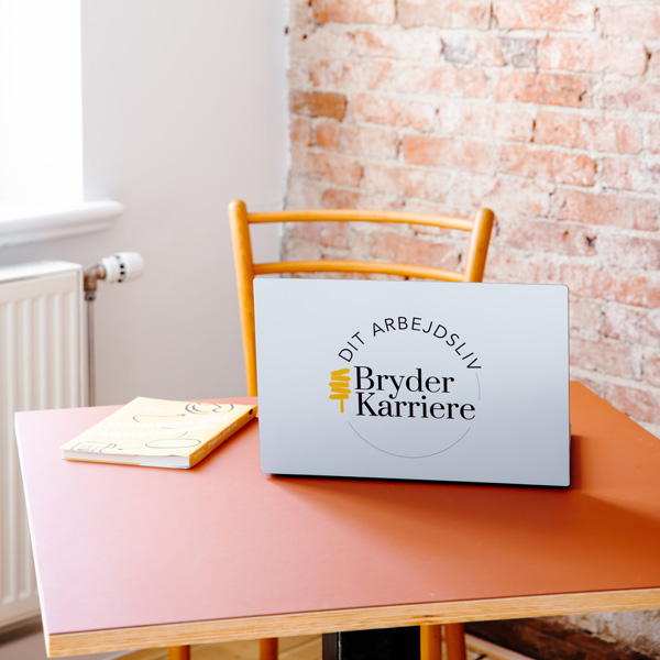 Laptop med Bryder Karrieres logo, som illustrerer vores samarbejde