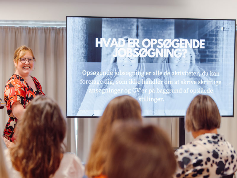 Lena Bryder holder oplæg om opsøgende jobsøgning foran et publikum